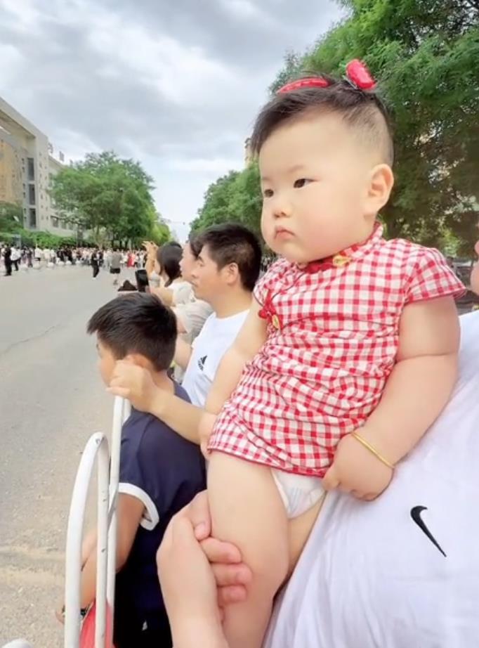 陕西榆林1岁男童穿旗袍送考 家长：希望参考的侄女旗开得胜